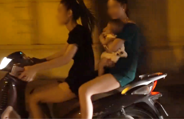 Đừng chủ quan như những &ocirc;ng bố b&agrave; mẹ trong clip n&agrave;y, tai nạn c&oacute; thể đến bất cứ l&uacute;c n&agrave;o! - Ảnh 2.