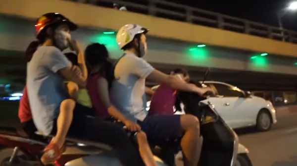 Đừng chủ quan như những &ocirc;ng bố b&agrave; mẹ trong clip n&agrave;y, tai nạn c&oacute; thể đến bất cứ l&uacute;c n&agrave;o! - Ảnh 4.
