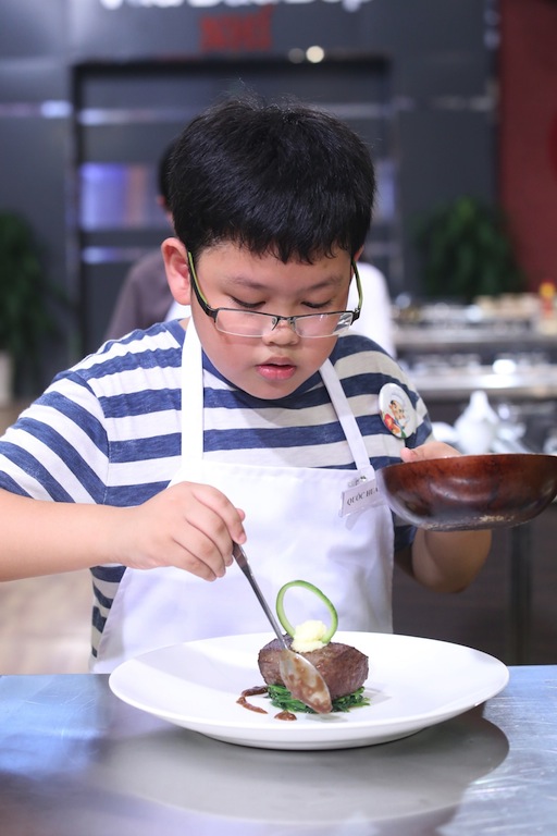 MasterChef nhí: Xuất hiện cậu bé 9 tuổi nói câu nào buồn cười câu đấy! - Ảnh 8.