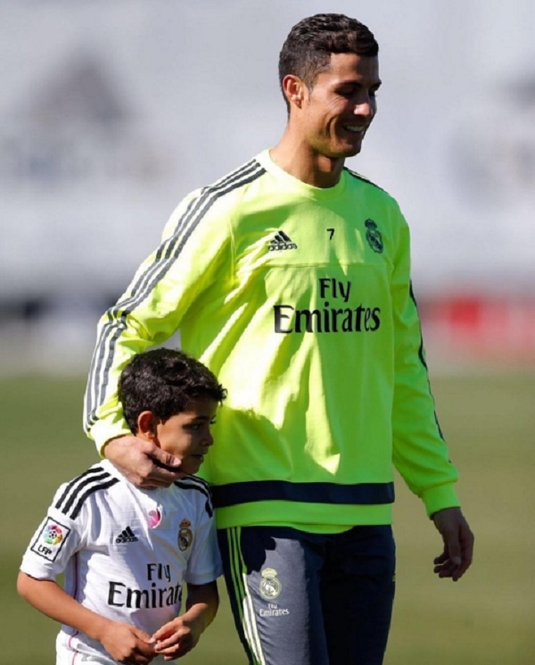 Ronaldo mong muốn con trai mình sẽ khoác áo Real Madrid trong tương lai. Xem ảnh của Cristiano Jr để cảm nhận sự đam mê và nỗ lực của cậu bé trong bóng đá.