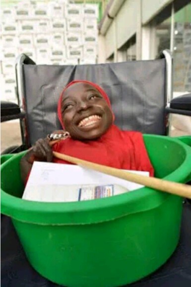 Hình ảnh cô gái khuyết tật sống trong chậu khiến nhiều người xót xa - Ảnh 4.