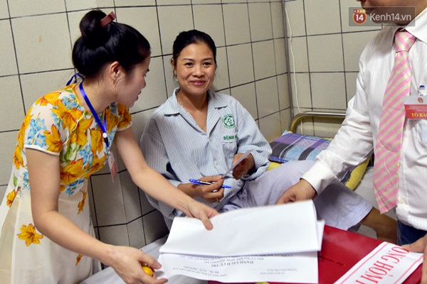 H&ograve;m phiếu di động gi&uacute;p bệnh nh&acirc;n bầu cử ngay tại giường bệnh - Ảnh 5.