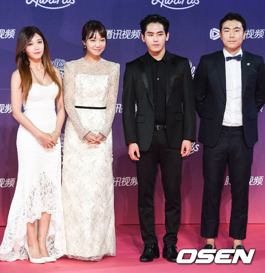 Thảm đỏ tvN10 Awards: Dàn sao Reply gây bão tái ngộ, các mỹ nhân thi nhau khoe vòng một gợi cảm - Ảnh 8.