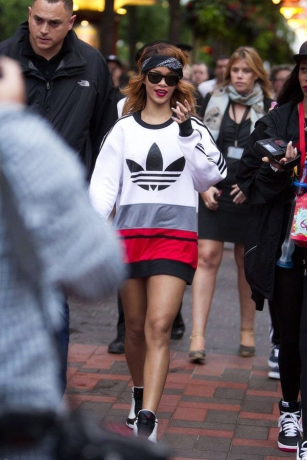Rihanna - Nữ hoàng thời trang thể thao của Hollywood - Ảnh 2.