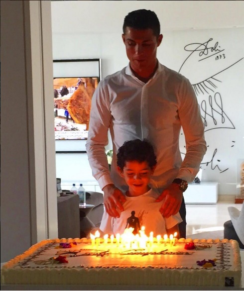 Ronaldo diện quần jeans rách tả tơi trong tiệc sinh nhật - Ảnh 3.