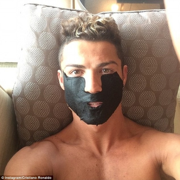 Ronaldo nhát ma fan với ảnh đắp mặt nạ làm đẹp - Ảnh 3.