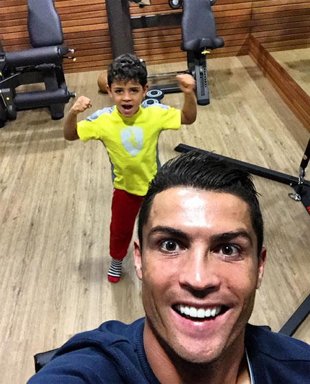 Choáng với cơ bắp cuồn cuộn của nhóc tì 6 tuổi Ronaldo Junior - Ảnh 3.