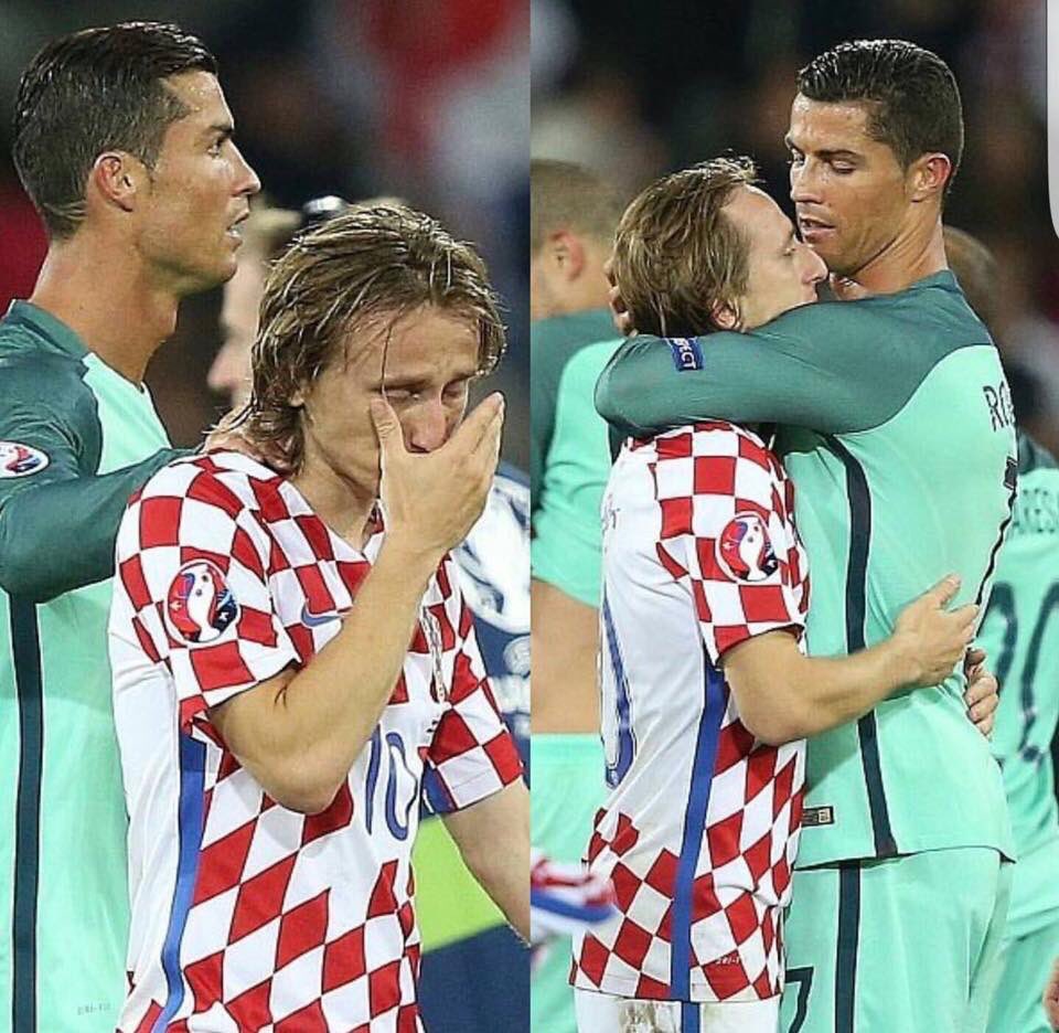 Luka Modric khóc nức nở trên vai của Ronaldo