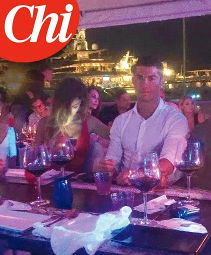 Người đẹp Italia bô bô kể chuyện hẹn hò với Ronaldo ở Ibiza - Ảnh 1.