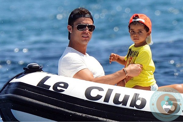 Hành động lạ, Ronaldo ám chỉ sắp có thêm con? - Ảnh 3.
