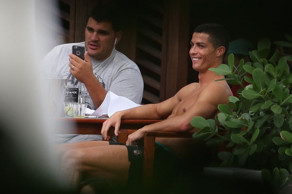 Hành động lạ, Ronaldo ám chỉ sắp có thêm con? - Ảnh 2.