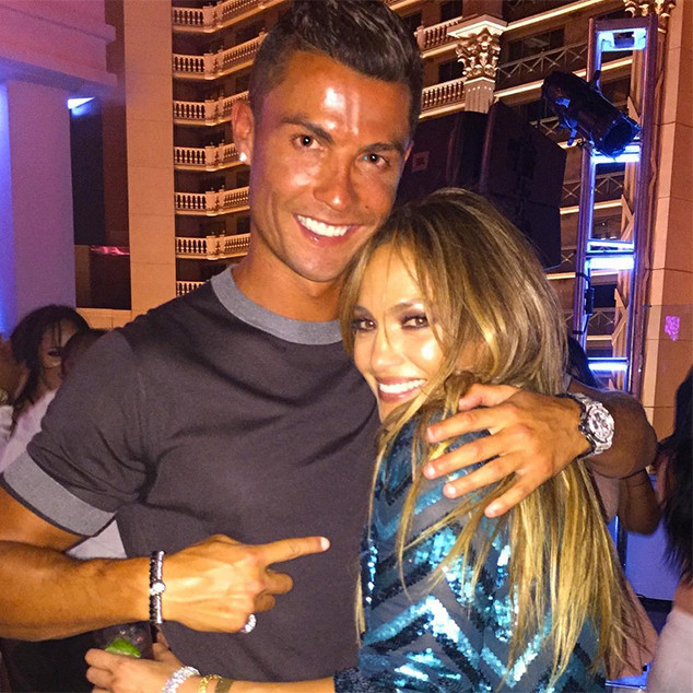 Ronaldo thả mình, uốn éo theo điệu nhạc trong tiệc sinh nhật Jennifer Lopez - Ảnh 1.