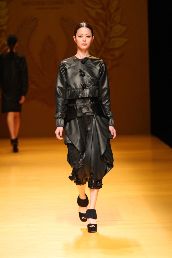 NTK Công Trí mang hồn lúa Việt đến Tokyo Fashion Week - Ảnh 15.