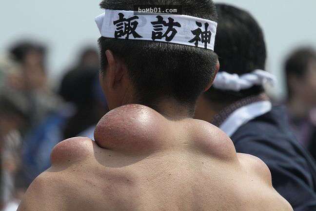Hình ảnh gây sốc của những người khiêng kiệu tại các lễ hội ở Nhật Bản - Ảnh 3.