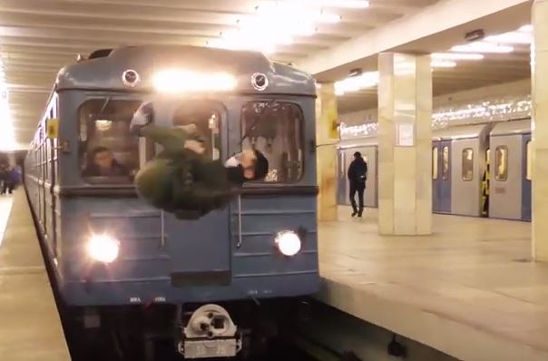 Thanh niên suýt mất mạng sau pha nhảy qua đầu tàu điện ngầm rợn người - Ảnh 2.
