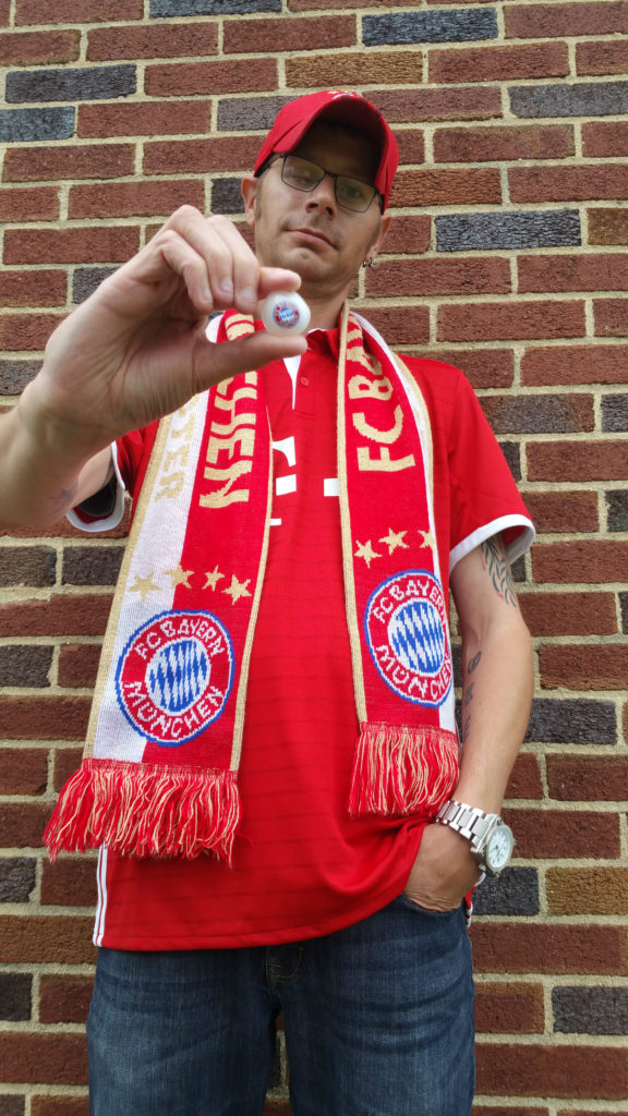 Fan cuồng Bayern Munich bị mù vì ung thư đeo mắt giả đặc biệt - Ảnh 1.