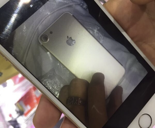 Cận cảnh bộ đ&ocirc;i iPhone 7 v&agrave; 7 Plus vừa lộ diện r&otilde; n&eacute;t - Ảnh 1.