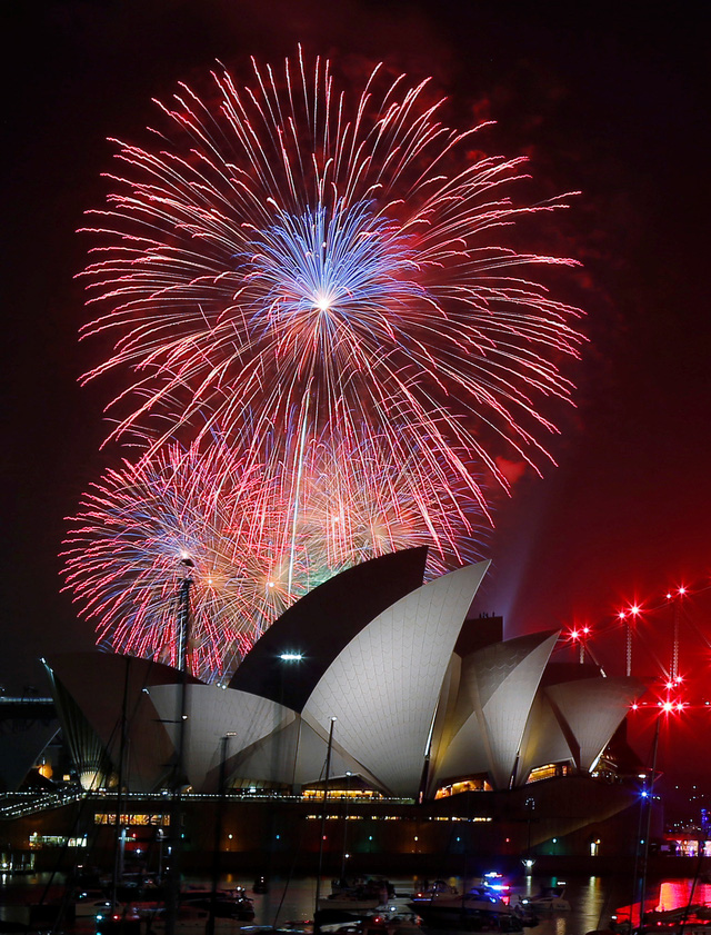 Clip: Ph&aacute;o hoa rực s&aacute;ng bầu trời Sydney ch&agrave;o đ&oacute;n năm mới 2017 - Ảnh 1.