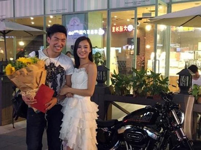 Cô nàng mặc váy cưới, lái siêu xe mô tô rồi quỳ xuống để cầu hôn bạn trai - Ảnh 3.