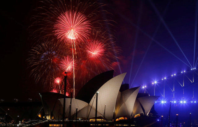 Clip: Ph&aacute;o hoa rực s&aacute;ng bầu trời Sydney ch&agrave;o đ&oacute;n năm mới 2017 - Ảnh 2.