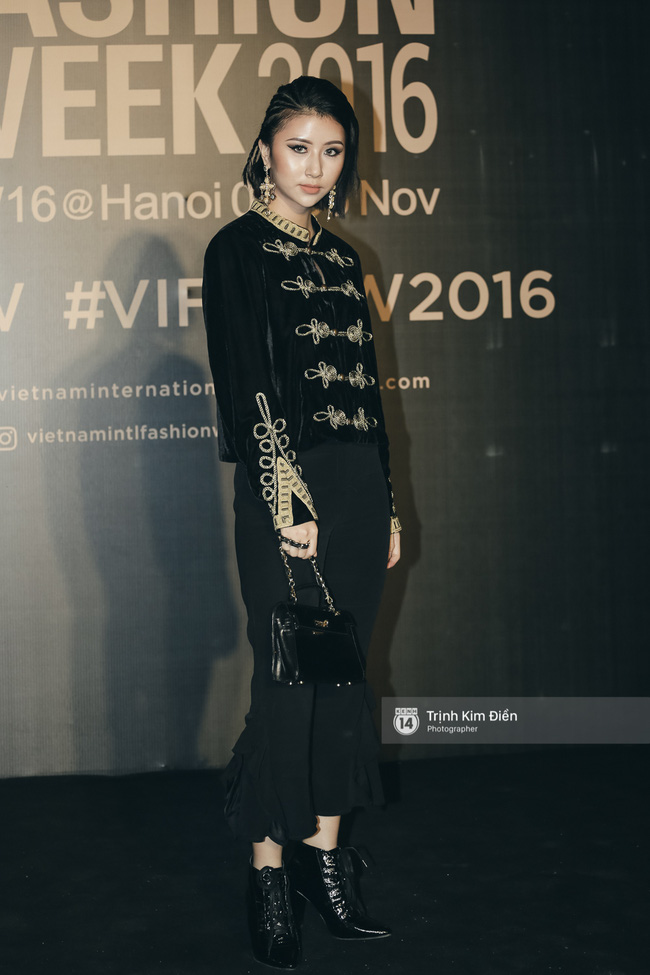 Và đây là 10 bộ cánh ấn tượng nhất trên thảm đỏ Vietnam International Fashion Week! - Ảnh 7.