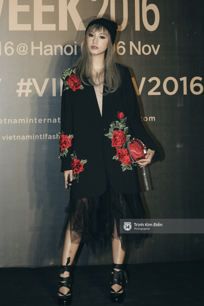 Và đây là 10 bộ cánh ấn tượng nhất trên thảm đỏ Vietnam International Fashion Week! - Ảnh 6.