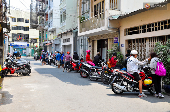 Xếp hàng lấy số thứ tự để mua xoài lắc của anh chàng xăm trổ hot nhất Sài Gòn - Ảnh 2.