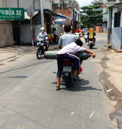 Clip: Cậu bé ngồi sau xe máy ôm bình oxy trong tư thế ngủ gật khiến nhiều người phát hoảng - Ảnh 2.