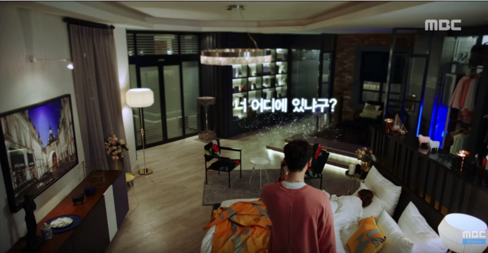 “W – Two Worlds”: Sát thủ áo đen nghe rõ trả lời! - Ảnh 11.