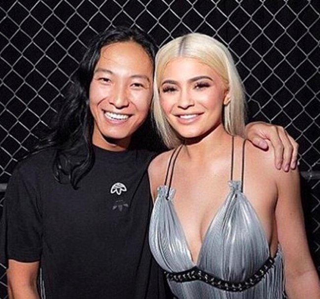 CL mặt kh&ocirc;ng cảm x&uacute;c, Kylie Jenner lại vui tươi tại show Alexander Wang - Ảnh 5.