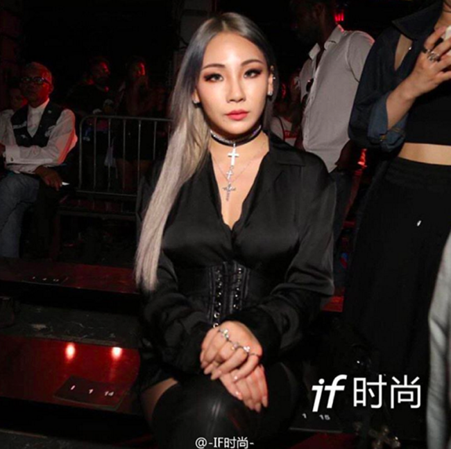 CL mặt kh&ocirc;ng cảm x&uacute;c, Kylie Jenner lại vui tươi tại show Alexander Wang - Ảnh 2.