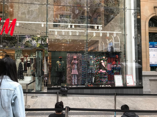 Ảnh Suboi tràn ngập Quảng trường Thời đại - New York, dân tình bắt đầu xếp hàng mua H&M x Kenzo - Ảnh 10.