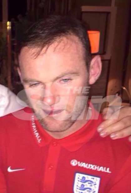 Lộ ảnh Rooney đờ đẫn vì say rượu - Ảnh 1.