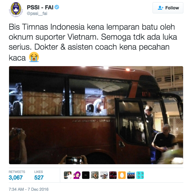 Người h&acirc;m mộ Indonesia phẫn nộ vụ xe chở cầu thủ bị cổ động vi&ecirc;n Việt Nam n&eacute;m đ&aacute; - Ảnh 2.
