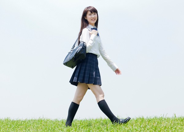 Tuyệt kỹ cắt chân váy dài thành ngắn của nữ sinh Nhật Bản