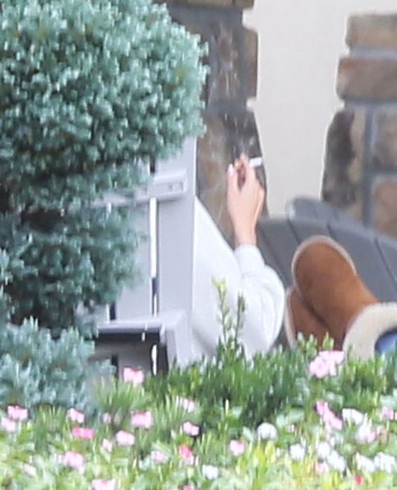 Selena Gomez bị bắt gặp hút thuốc phì phèo bên ngoài trung tâm cai nghiện - Ảnh 2.