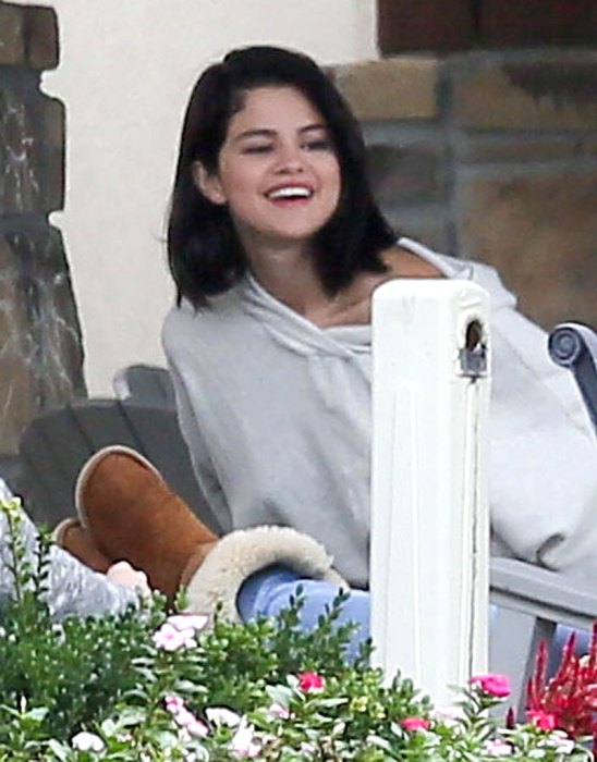 Selena Gomez bị bắt gặp hút thuốc phì phèo bên ngoài trung tâm cai nghiện - Ảnh 7.