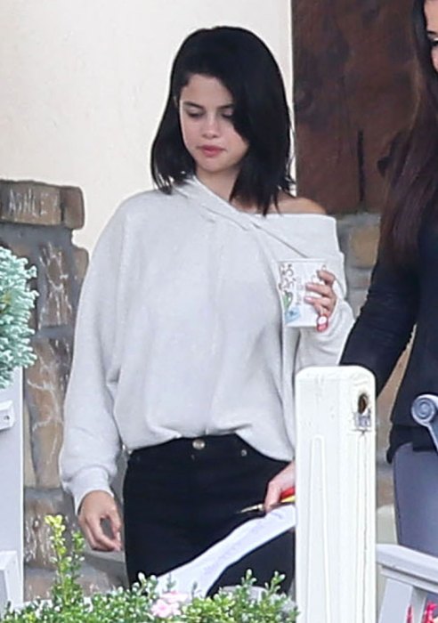 Selena Gomez bị bắt gặp hút thuốc phì phèo bên ngoài trung tâm cai nghiện - Ảnh 3.