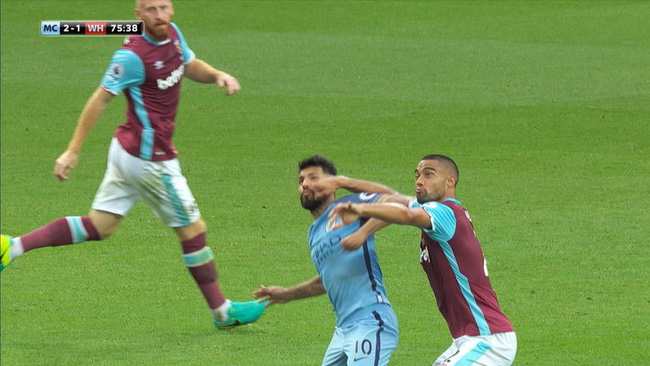 Aguero bị treo gi&ograve; 3 trận, lỡ đại chiến với M.U - Ảnh 1.