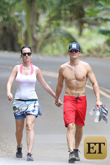Orlando Bloom và Katy Perry tình tứ nắm tay trên biển Hawaii - Ảnh 1.