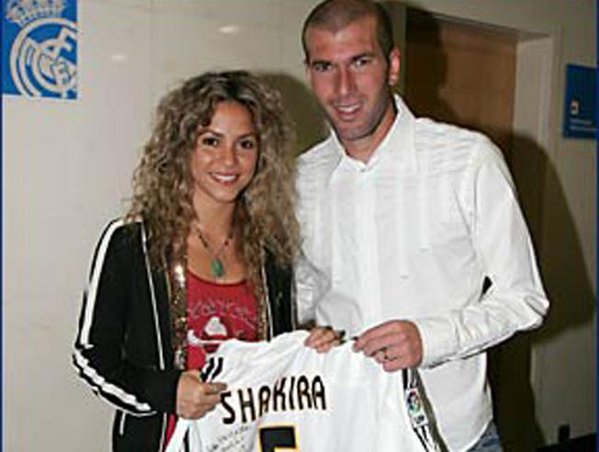 Shakira từng vào tận phòng thay đồ Real Madrid chụp hình cùng Zidane - Ảnh 2.