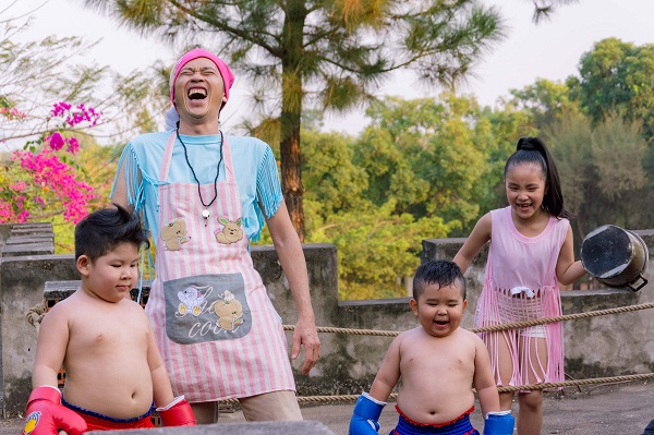 C&aacute;c nh&oacute;c t&igrave; của &ldquo;Bảo Mẫu Si&ecirc;u Quậy 2&rdquo; khoe th&acirc;n h&igrave;nh&hellip; kh&ocirc;ng m&uacute;i - Ảnh 6.