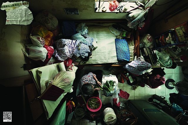 Cảnh tượng u tối, ngột ngạt trong khu nhà nghèo ở Hong Kong - Ảnh 8.