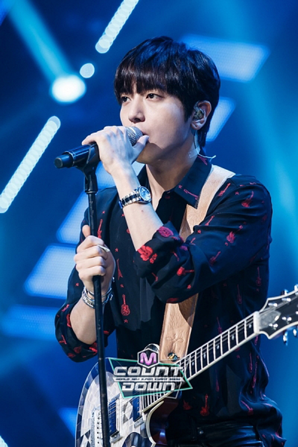 Lại chết ngất với list đồ hiệu Sơn T&ugrave;ng tự mix cho liveshow tại H&agrave; Nội - Ảnh 3.