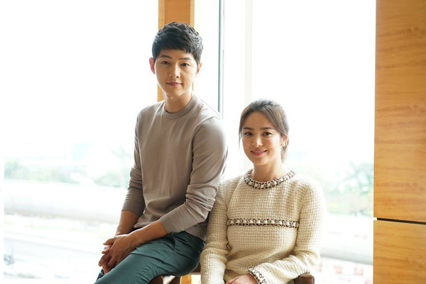 Song Hye Kyo khiến fan bấn loạn khi gửi xe đồ ăn cổ vũ tinh thần Song Joong Ki - Ảnh 1.