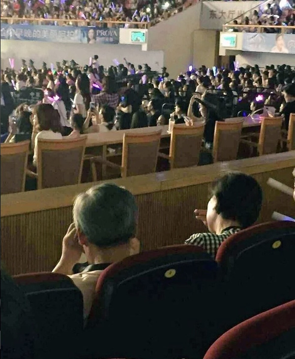 Song Joong Ki nghẹn ng&agrave;o x&uacute;c động đến rơi nước mắt - Ảnh 9.