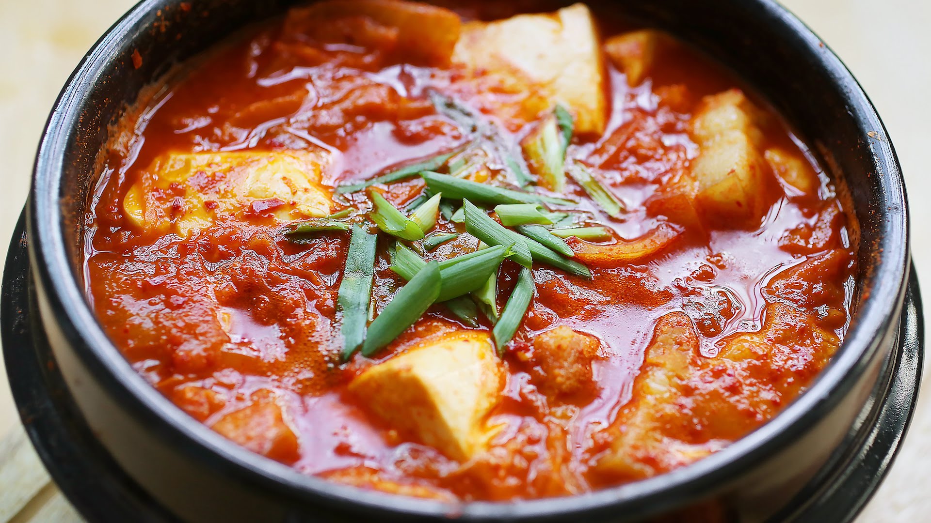 Тиге отзывы. Твенджан ччигэ. Kimchi Jjigae. Корейский суп кимчи. Кимчи тиге суп.