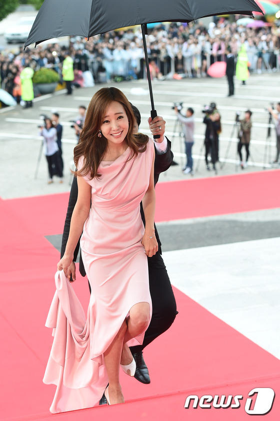 Thảm đỏ Oscar Hàn Quốc: Mỹ nhân đua nhau khoe vòng một, tân Hoa hậu - Á hậu bị chê kém sắc - Ảnh 19.