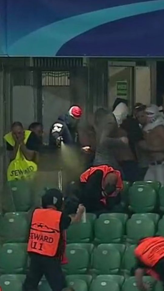 Fan Legia Warsaw nổi loạn, đ&aacute;nh cả nh&acirc;n vi&ecirc;n an ninh - Ảnh 6.