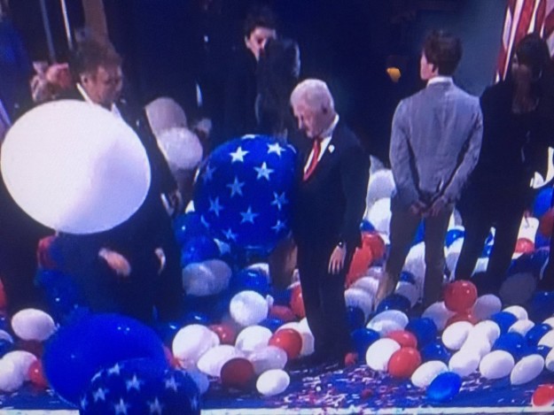 17 bức hình cựu Tổng thống Bill Clinton chơi với bóng bay sẽ khiến bạn ngạc nhiên vì tính hài hước của ông - Ảnh 17.